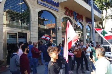 محتجون أغلقوا مصرفين في مدينة عاليه