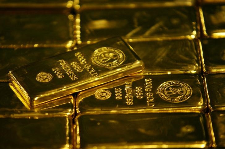 الذهب يصعد بدعم من انخفاض الدولار وتوترات تجارية
