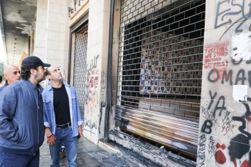 الحريري يتفقد الأضرار في وسط بيروت مستنكرا ويزور ضريح والده