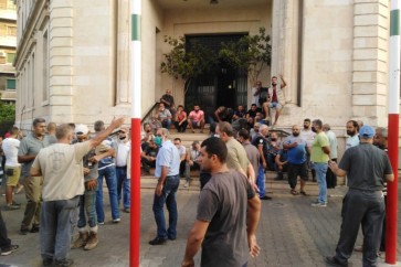عمال بلدية طرابلس ينتفضون على رئيسها