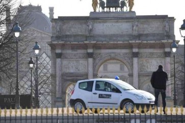 اعتقال رجل للاشتباه بأنه رسم صلبانا معقوفة قرب متحف اللوفر بباريس