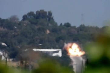 فلسطين المحتلة _ كتائب القسام تعرض مقطعا لاستهداف لآليه عسكر...صاروخ موجه من نوع كرونيت - snapshot 46.04