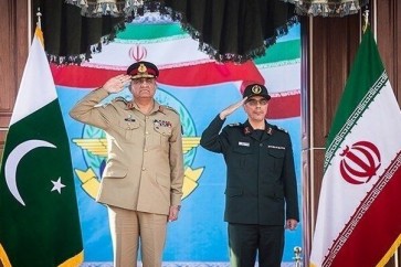 رئيس الاركان الايرانية یبحث مع قائد الجيش الباكستاني العلاقات الدفاعية والتطورات الإقليمية