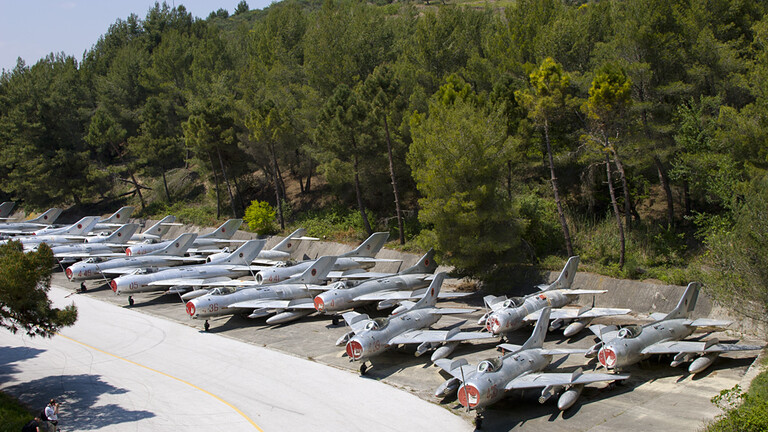 طائرات مقاتلة للجيش الألباني في قاعدة كوكوفا