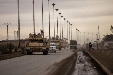 عشرات الآليات الأمريكية تنقل النفط والقمح المسروق من سوريا باتجاه العراق