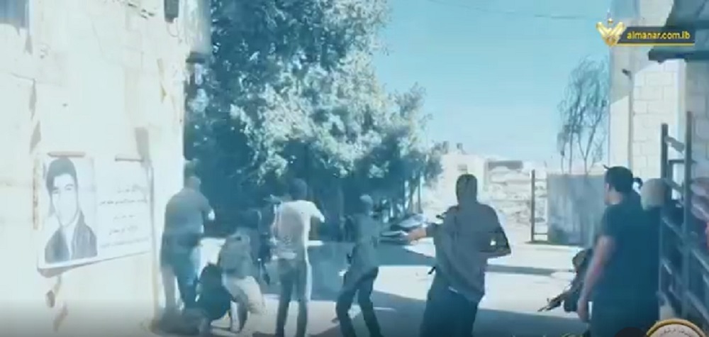 مقاومون فلسطينيون من كتيبة جنين يتصدون للعدو الصهيوني اثناء محاولته اقتحام احد احياء مخيم جنين