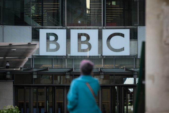 “بي بي سي” تغلق إذاعتيها العربية والفارسية وتسرح مئات العاملين