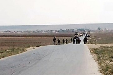 حاجز للجيش السوري يطرد رتلاً عسكرياً أمريكياً قرب قرية قبور الغراجنة بريف الحسكة