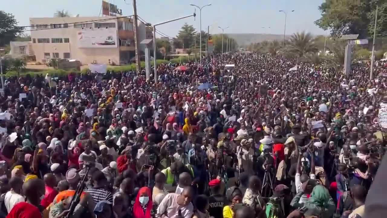 عشرات الآلاف يتظاهرون في باماكو احتجاجا على تصريحات مسيئة للقرآن والإسلام