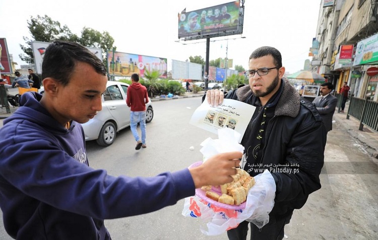 توزيع الحلوى على مفترقات قطاع غزة ابتهاجاً بعملية سلفيت المزدوجة