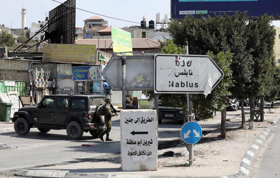 الاحتلال الاسرائيلي يغلق مداخل بعض الطرق الفرعية في نابلس بالضفة الغربية