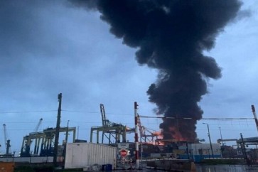 اندلاع النيران وتصاعد أعمدة الدخان في ميناء إسكندرون التركي