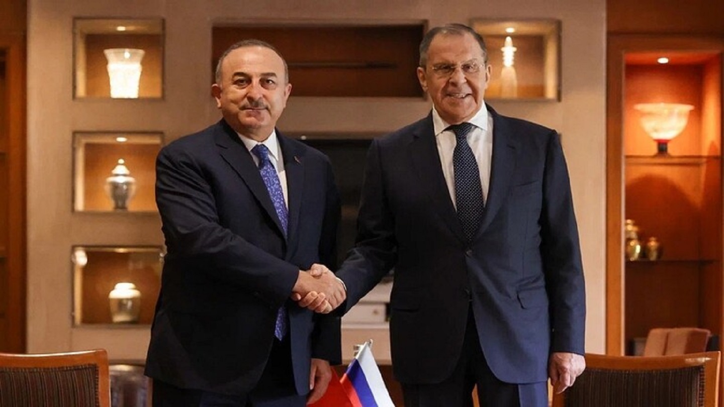 وزير الخارجية الروسي سيرغي لافروف يلتقي نظيره التركي مولود تشاووش أوغلو على هامش قمة مجموعة العشرين في نيودلهي
