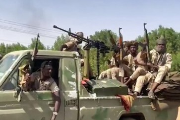عناصر من قوات الدعم السريع في أحد الشوارع شرق النيل بالخرطوم (الفرنسية)