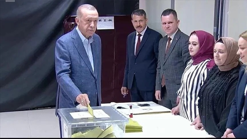 اردوغان يدلي بصوته في الانتخابات الرئاسية والبرلمانية في تركيا