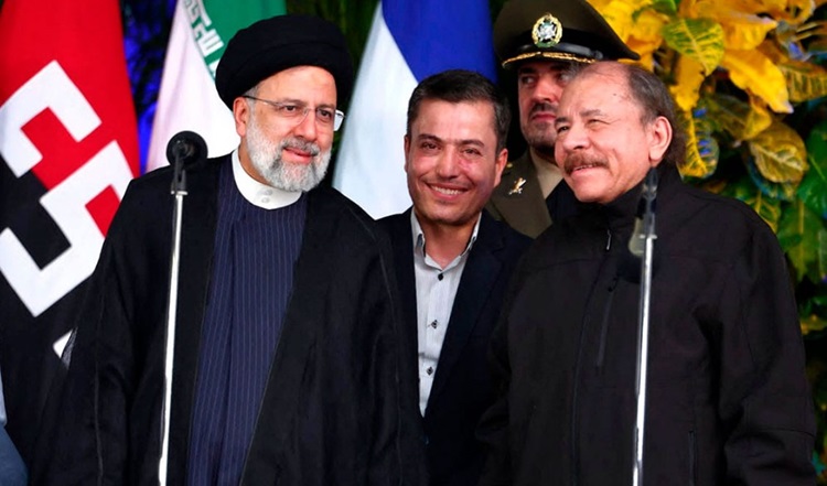 الرئيس الايراني ابراهيم رئيسي مع رئيس نيكاراغوا دانييل أورتيغا