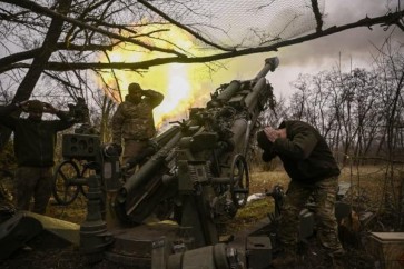 قوات أوكرانية تقصف على جبهة باخموت في 17 مارس 2023 (أ.ف.ب)