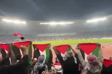 جماهير المنتخب العراقي ترفع اعلام فلسطين خلال مباراة مع المنتخب الاندونيسي