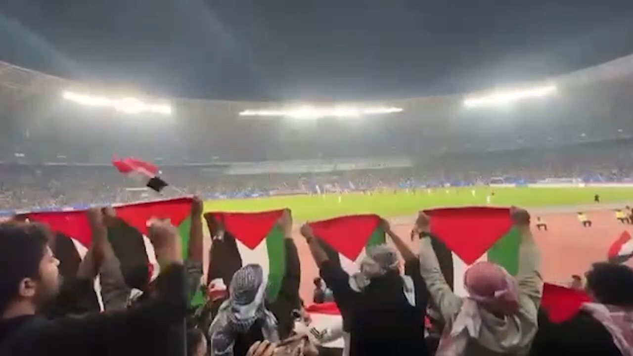 جماهير المنتخب العراقي ترفع اعلام فلسطين خلال مباراة مع المنتخب الاندونيسي
