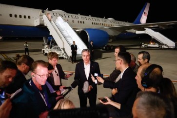 بلينكن يتحدث للصحفيين قبل مغادرته السعودية إلى إسرائيل (الفرنسية)