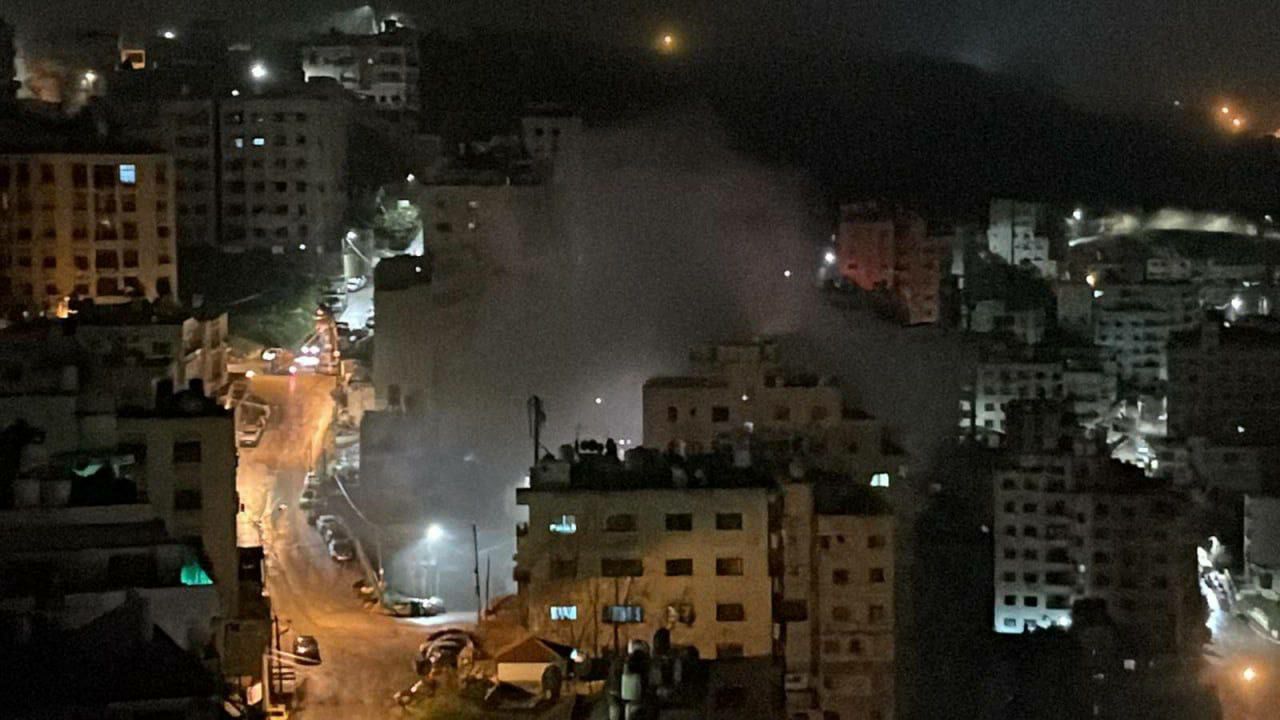  تصاعد أعمدة الدخان عقب تفجير الاحتلال منزل الشهيد معاذ المصري في نابلس
