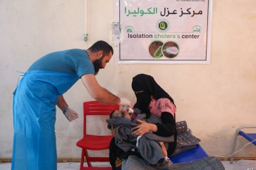 A medic treats a baby brought by his mother at a recently-opened medical center for Cholera cases in the Syrian town of Darkush, on the outskirts of the rebel-held northwestern province of Idlib, on October 22, 2022. - The disease is making its first major comeback since 2009 in Syria, where nearly two-thirds of water treatment plants, half of pumping stations and one-third of water towers have been damaged by more than a decade of war, according to the United Nations. (Photo by Aaref WATAD / AFP)
