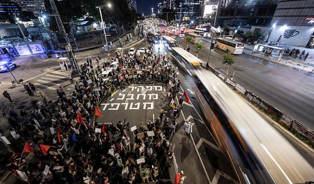 متظاهرون في تل أبيب، أمس، يرفعون لافتة تتهم نتنياهو بمنع صفقة تبادل أسرى