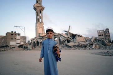 طفل فلسطيني بجوار مسجد في خانيونس في أول أيام عيد الأضحى