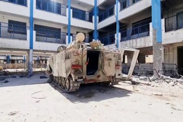 الاحتلال يخلف ناقلة جند محترقة بإحدى مدارس الأونروا في رفح