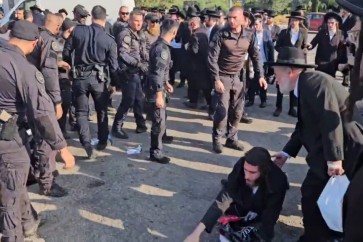اشتباكات بين شرطة الاحتلال واليهود الحريديم عند مقر التجنيد في تل هشومير