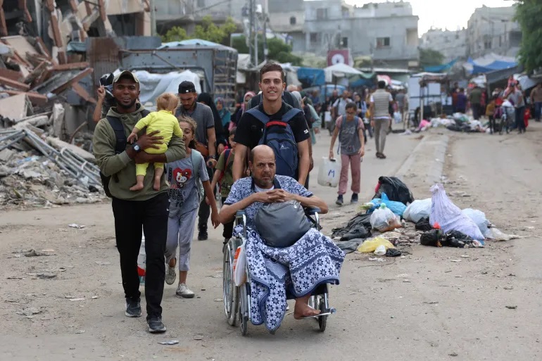 فلسطينيون ينزحون من جباليا شمالي قطاع غزة بعد أوامر الإخلاء الإسرائيلية (الفرنسية)