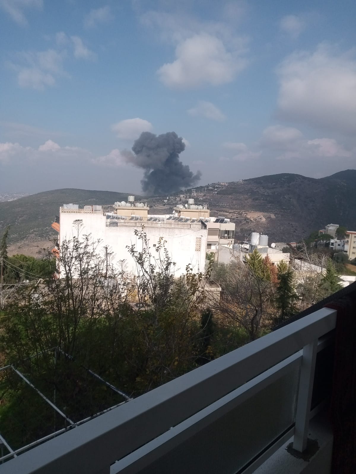 العدو يواصل عدوانه على السيادة اللبنانية مستهدفاً مناطق جنوباً وبقاعاً